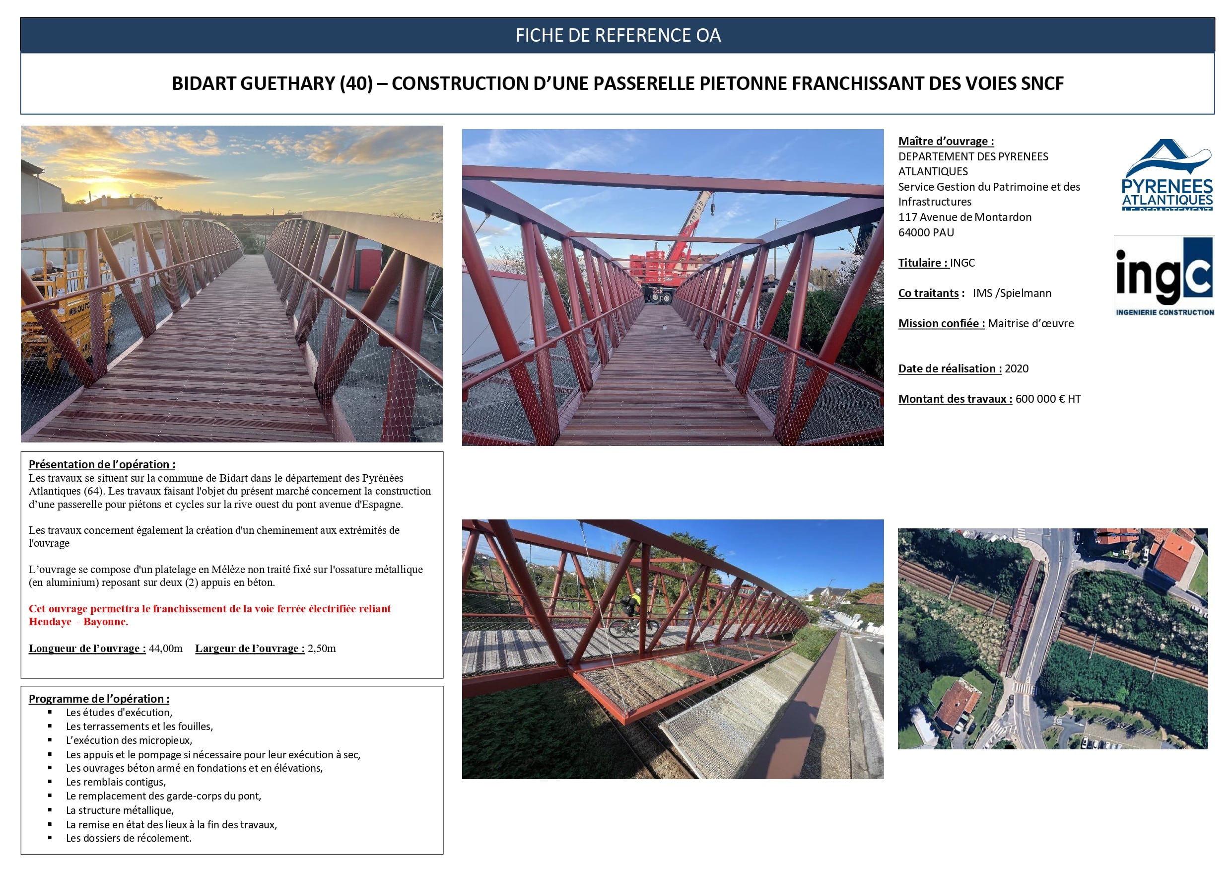 Passerelle piétonne rouge à Bidart franchissant les voies SNCF avec platelage bois.